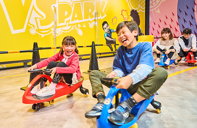 大人も一緒に遊べるプラズマカー／VS PARK イオンモール広島府中店