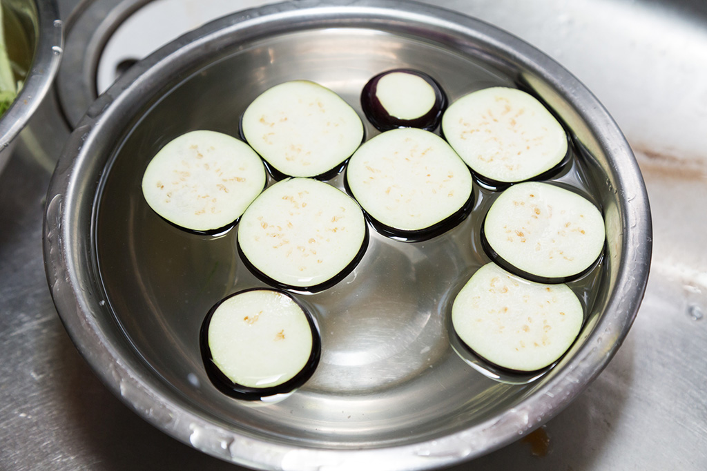 ナスを水にさらす様子（イメージ）