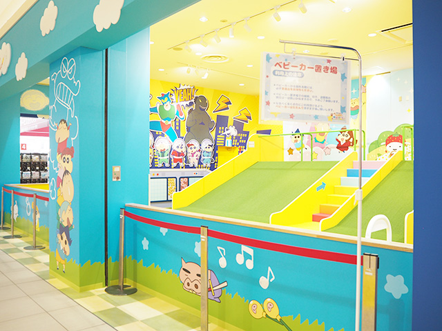 受付の前のベビーカー置き場/クレヨンしんちゃん オラの あそべるゆめぱ～く くずは（大阪府/枚方市）