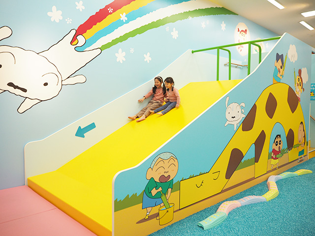 ちょ～ビッグ！キリンのすべり台/クレヨンしんちゃん オラの あそべるゆめぱ～く くずは（大阪府/枚方市）