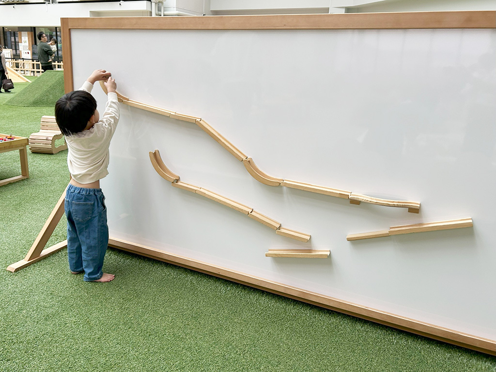 木のボールを使って遊べるエリア/こどもっちパーク こうべパーク（兵庫県/神戸市）