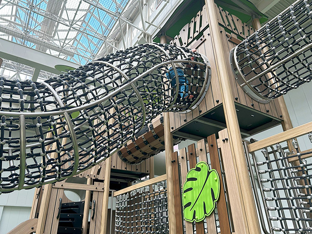 天井窓から青空が見え開放的／こどもっちパーク （兵庫県／神戸市）