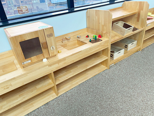 未就学児エリアに並ぶキッズキッチン／こどもっちパーク （兵庫県／神戸市）