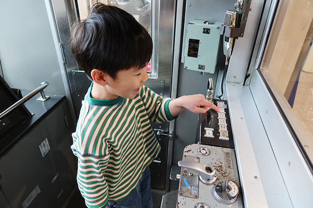 本物の電車のカットモデル（車両の中）/京王れーるランド（東京都/日野市）