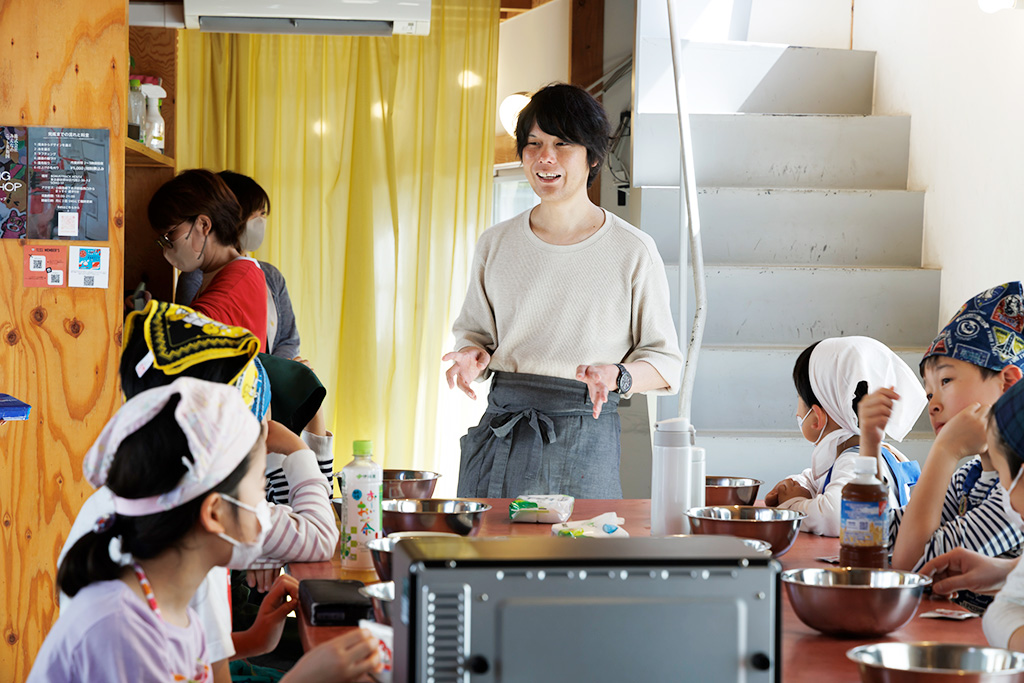 講師の発酵デザイナーの小倉ヒラクさん/ベーグルづくりワークショップ