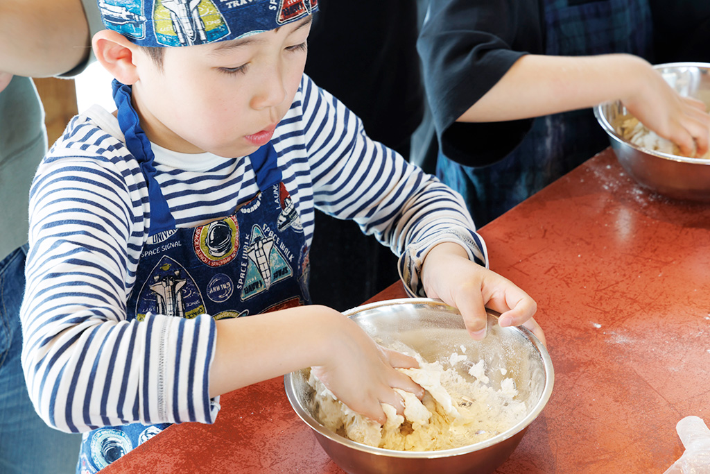 材料をボウルで混ぜる様子/ベーグルづくりワークショップ