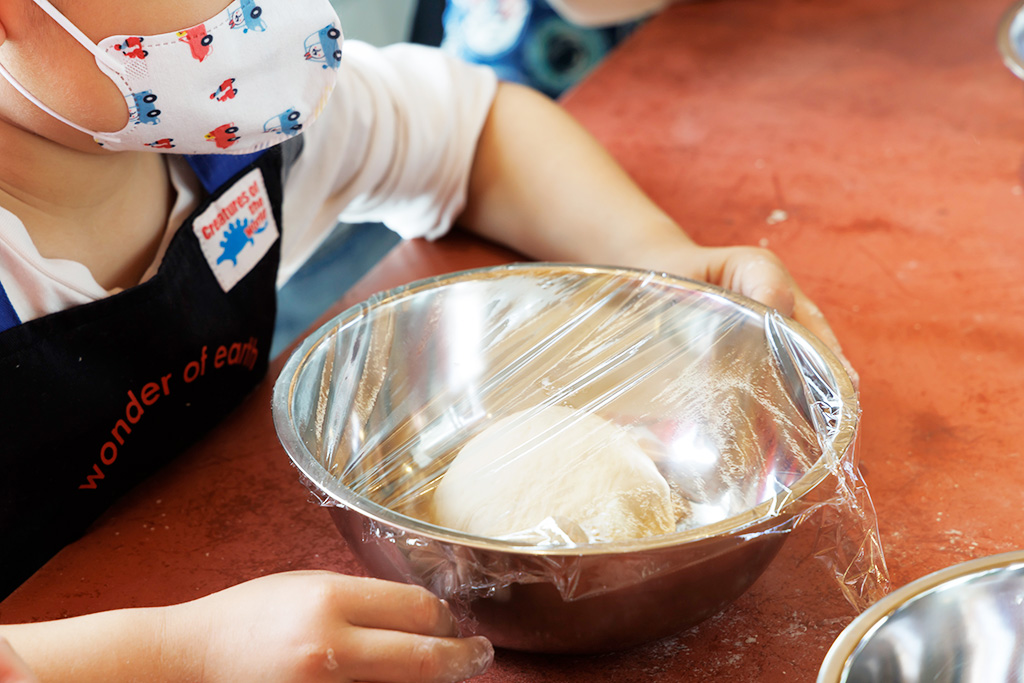 きれいな球状にしたら、ラップをして発酵タイムへ/ベーグルづくりワークショップ