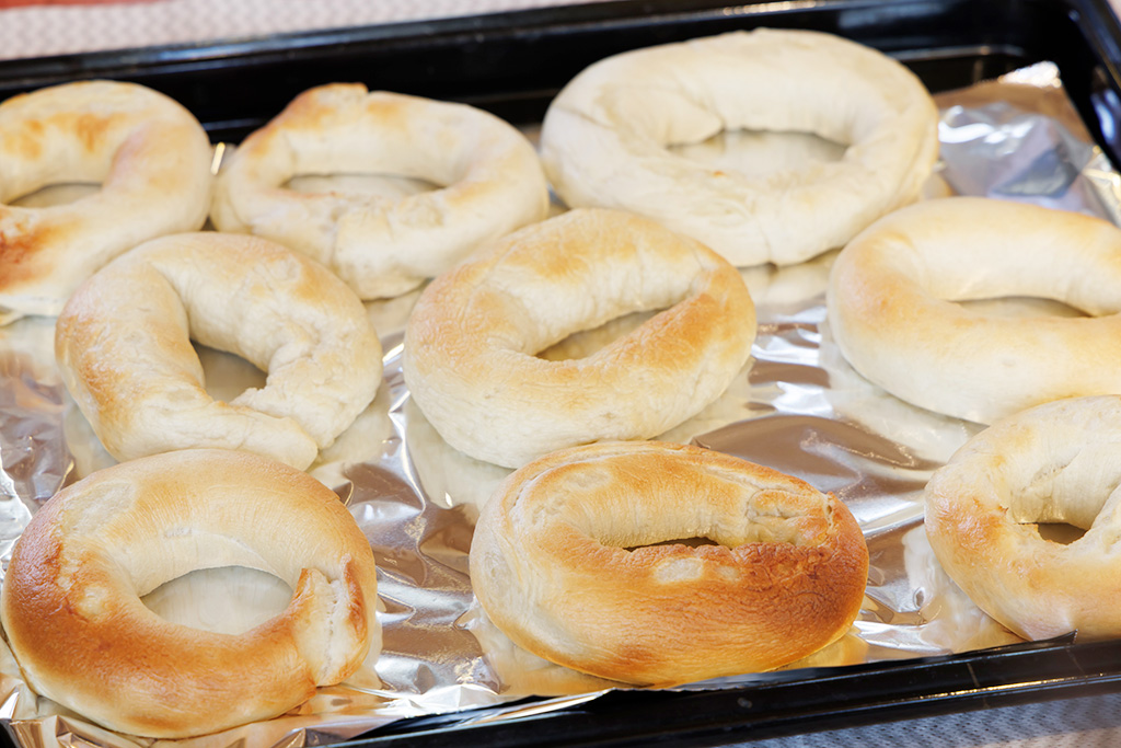 オーブンで焼き上がったベーグル/ベーグルづくりワークショップ