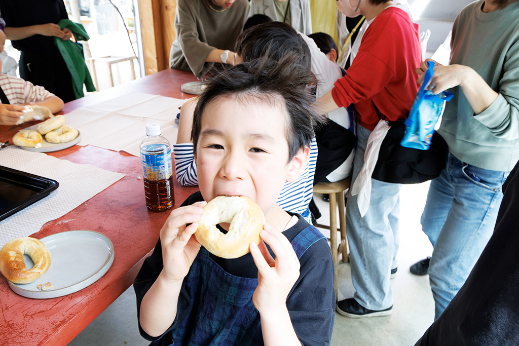 ベーグルの実食の様子/ベーグルづくりワークショップ