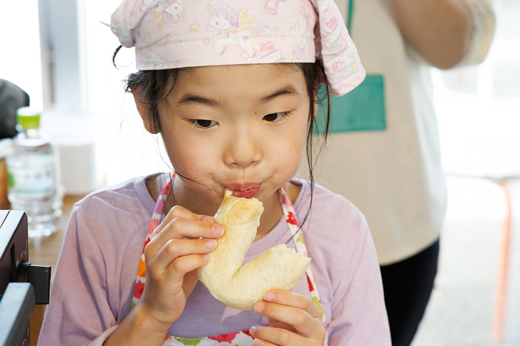 ベーグルの実食の様子/ベーグルづくりワークショップ