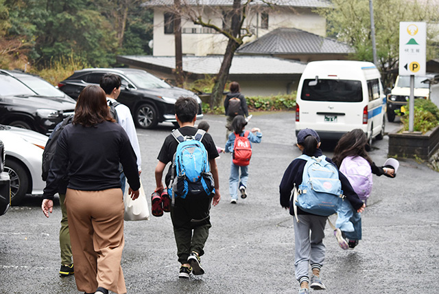 体験プログラムに出発する様子/ポケマルおやこ地方留学（福岡県/古賀市）