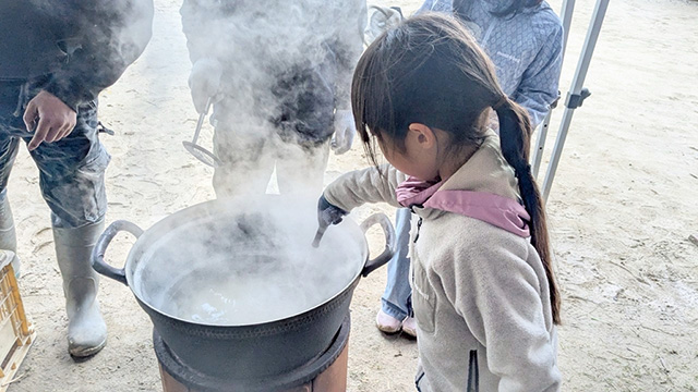 海水の煮詰め作業/ポケマルおやこ地方留学（福岡県/古賀市）
