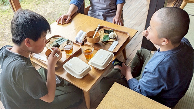 手作りおむすびをたべる様子/ポケマルおやこ地方留学（福岡県/古賀市）