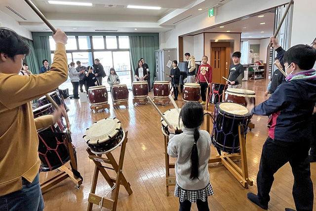 地元の子どもたちと島太鼓の競演/ポケマルおやこ地方留学（福岡県/古賀市）