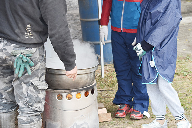 海水の煮詰め作業/ポケマルおやこ地方留学（福岡県/古賀市）