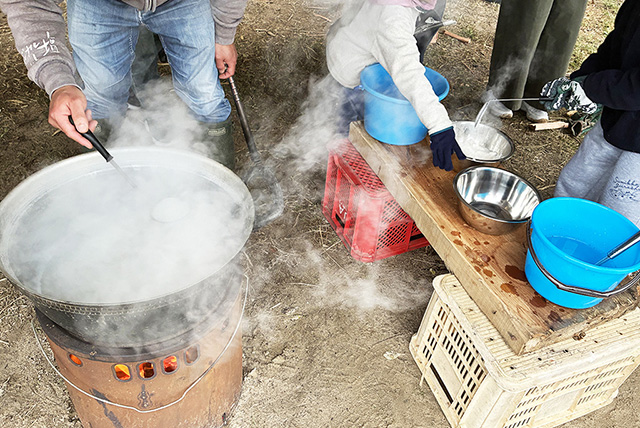 海水の煮詰め作業/ポケマルおやこ地方留学（福岡県/古賀市）