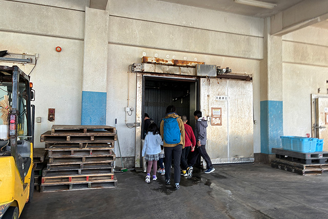 市場の冷蔵庫へ入る様子/ポケマルおやこ地方留学（福岡県/古賀市）