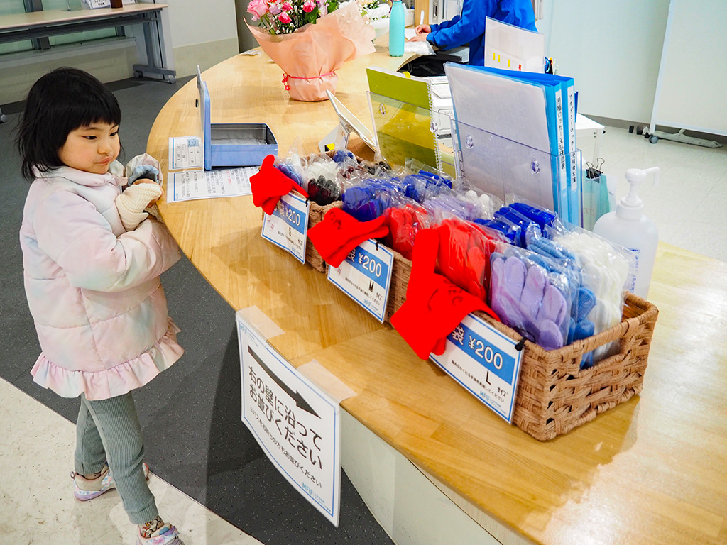 受付で購入可能な手袋/三井不動産アイスパーク船橋（千葉県/船橋市）