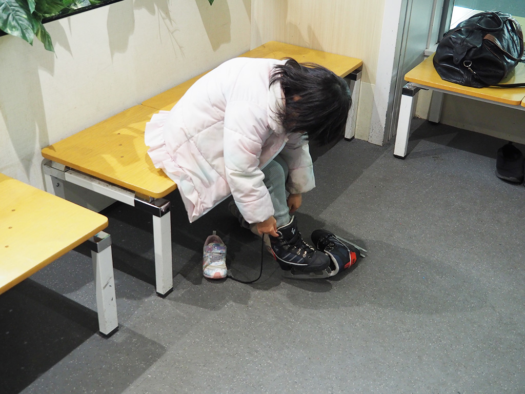 ベンチでスケート靴に履き替える様子/三井不動産アイスパーク船橋（千葉県/船橋市）