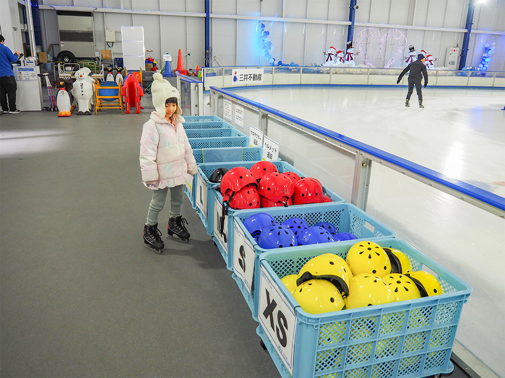 貸出用のヘルメットとプロテクター/三井不動産アイスパーク船橋（千葉県/船橋市）