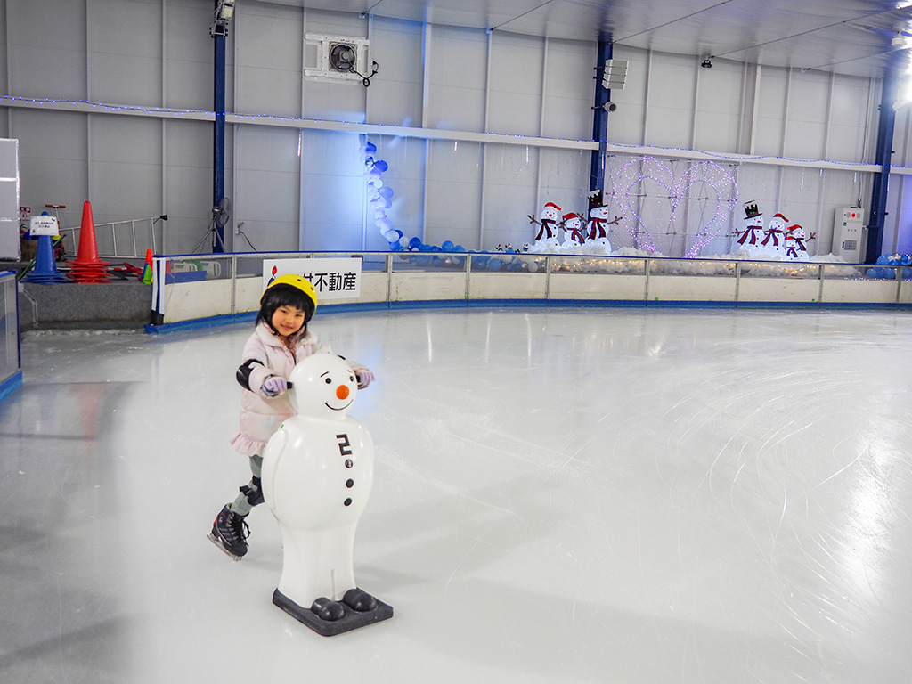 スノーマン型のそりを使用してスケートを滑る様子/三井不動産アイスパーク船橋（千葉県/船橋市）
