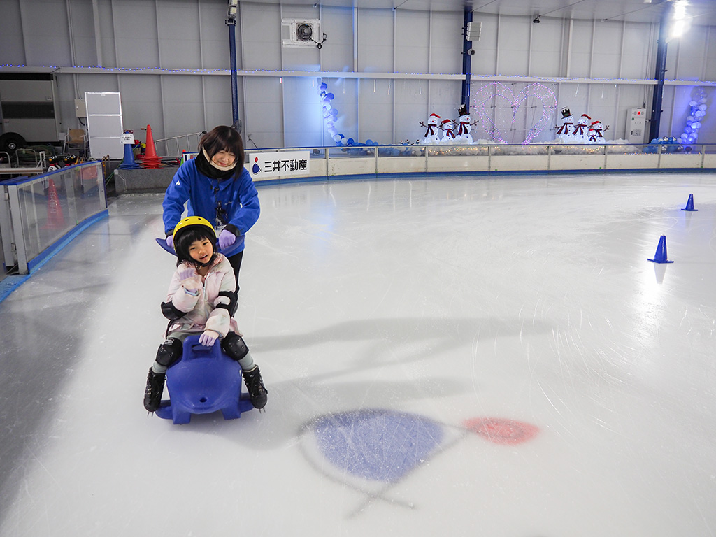 イルカタイプのそりで滑る様子/三井不動産アイスパーク船橋（千葉県/船橋市）