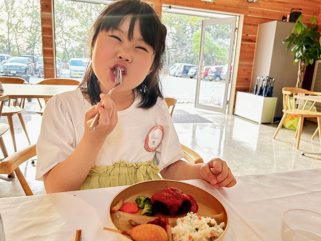 ワンプレートの夕食を食べる様子/BUB RESORTつくば（茨城県/つくば市）
