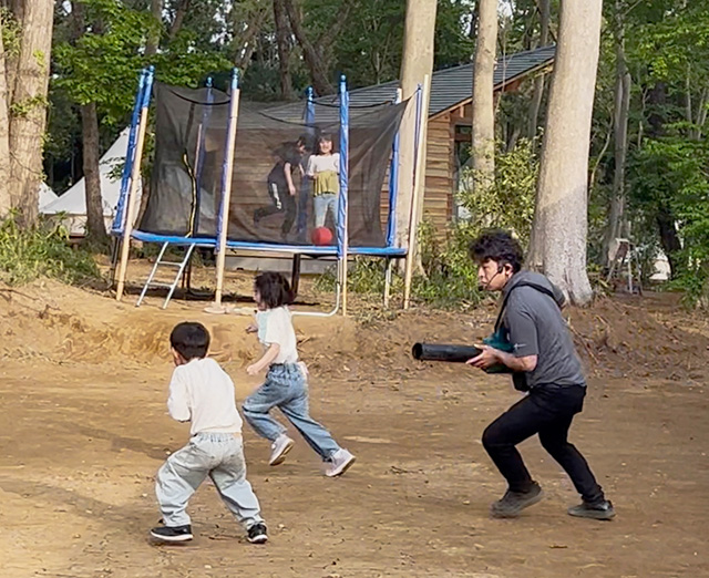 ブロワーを持ったクルーと追いかけっこ/BUB RESORTつくば（茨城県/つくば市）