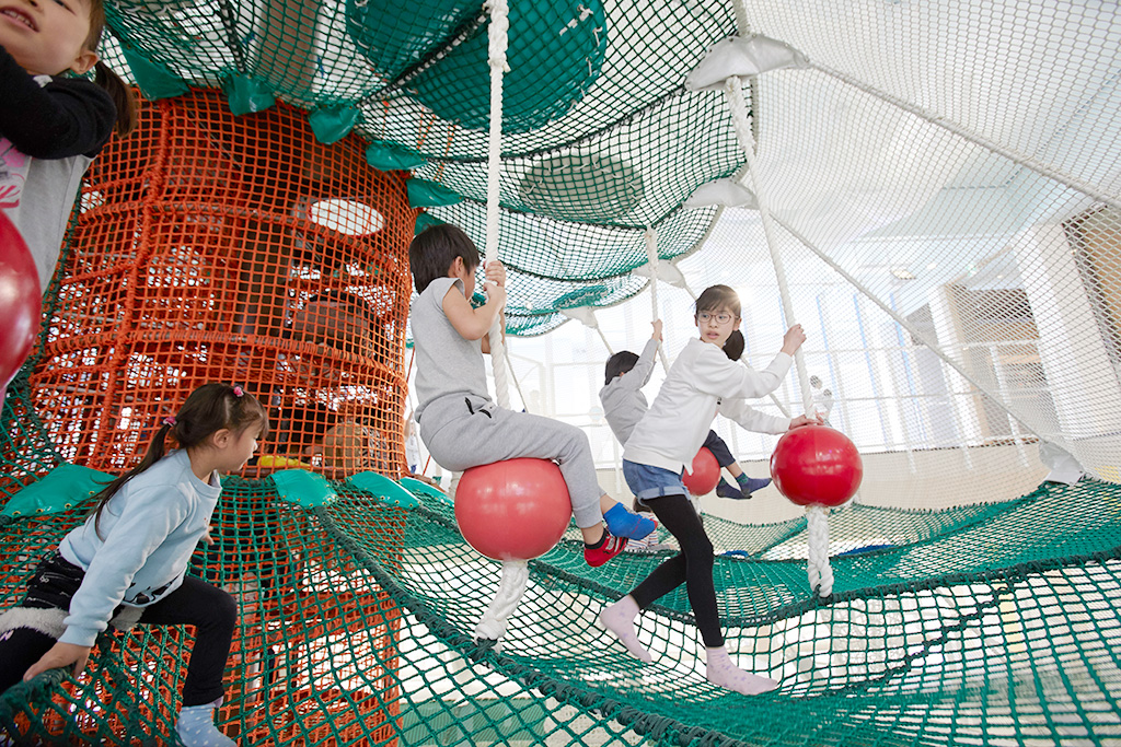 日本最大級のネット遊具「ハグハグのき」/京王あそびの森 HUGHUG(東京都/日野市)