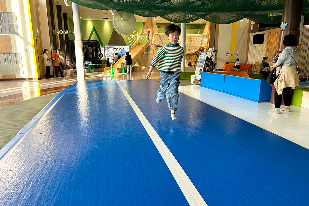 巨大なエアートランポリン/京王あそびの森 HUGHUG(東京都/日野市)