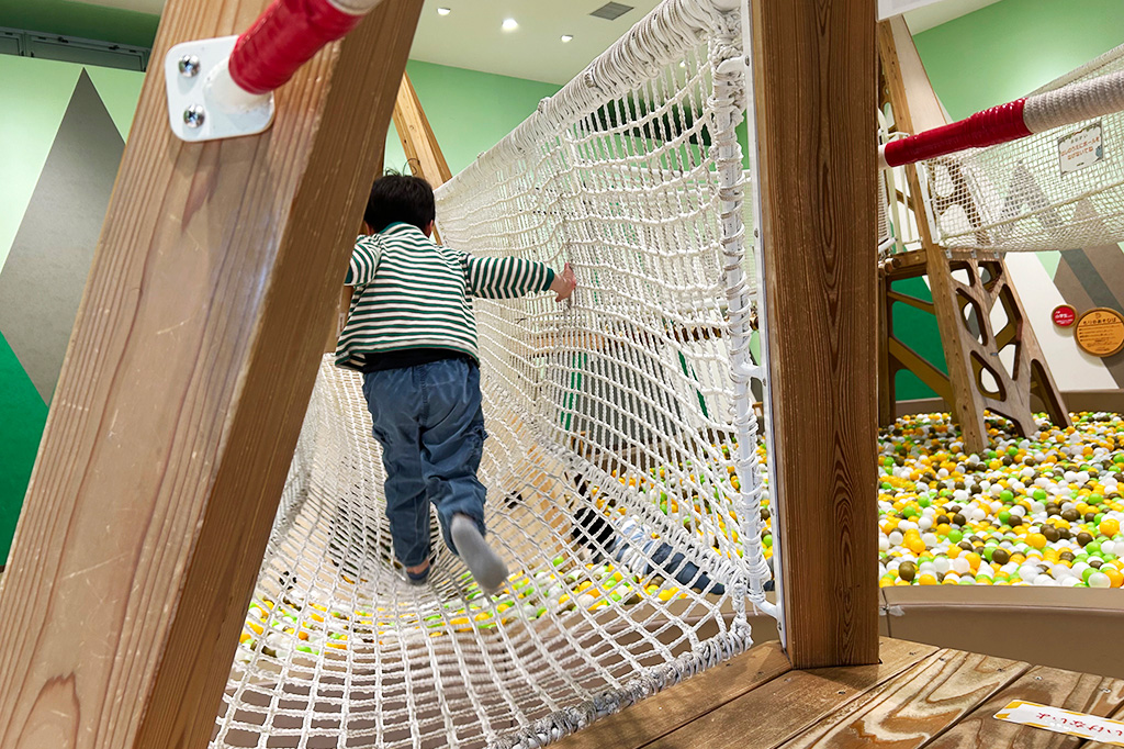 ネットでできた橋に見立てた複合遊具/京王あそびの森 HUGHUG(東京都/日野市)