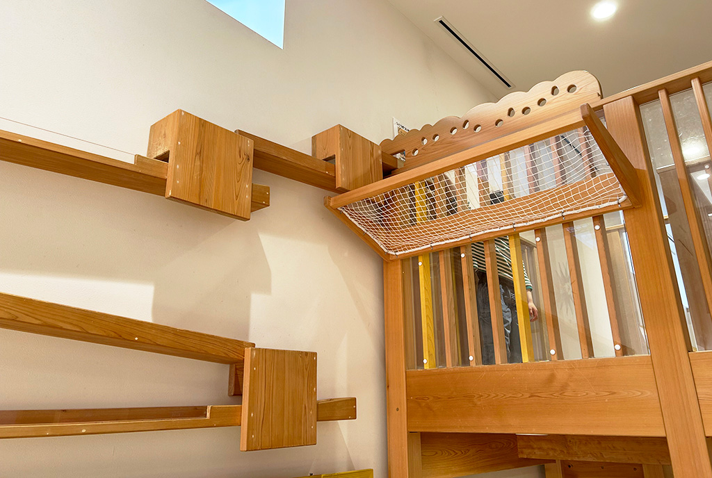 木の感触が楽しい「きりかぶハウス」/京王あそびの森 HUGHUG(東京都/日野市)