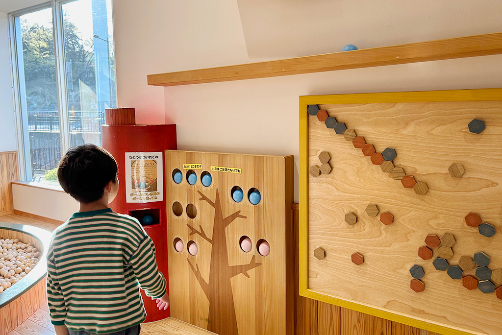 木の感触が楽しい「きりかぶハウス」/京王あそびの森 HUGHUG(東京都/日野市)