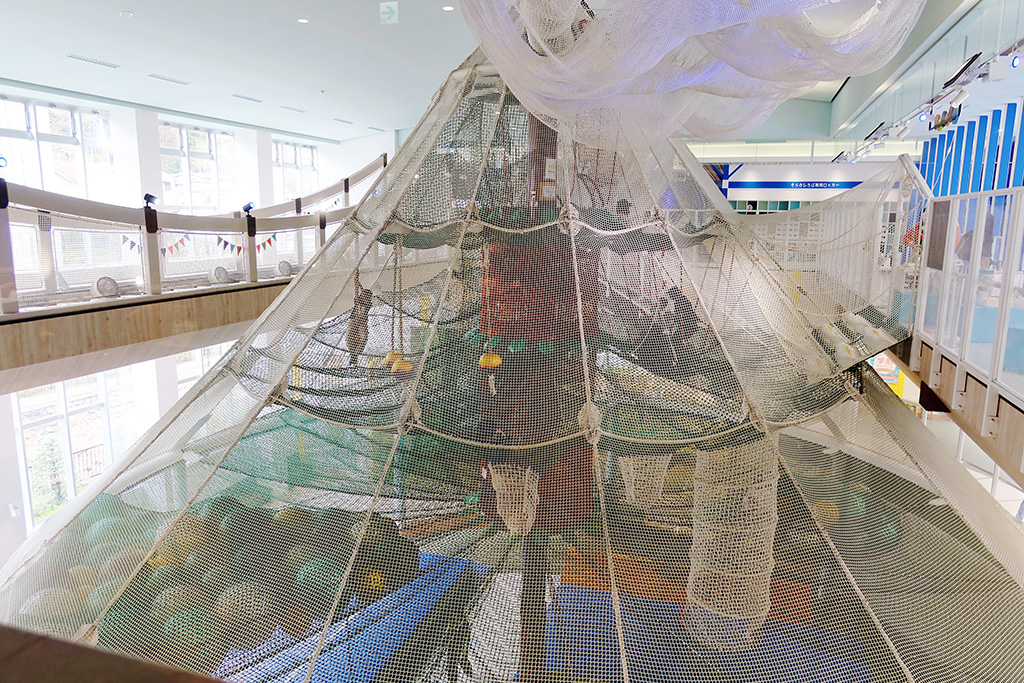 巨大なネット遊具「ハグハグのき」/京王あそびの森 HUGHUG(東京都/日野市)