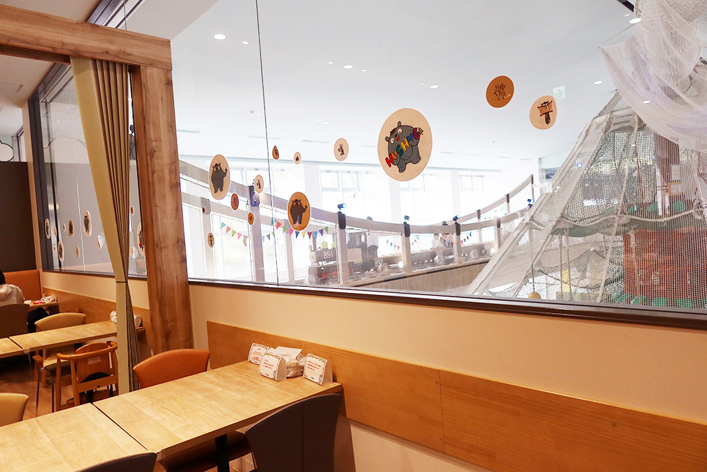 カフェの周りを走るミニSL/京王あそびの森 HUGHUG(東京都/日野市)