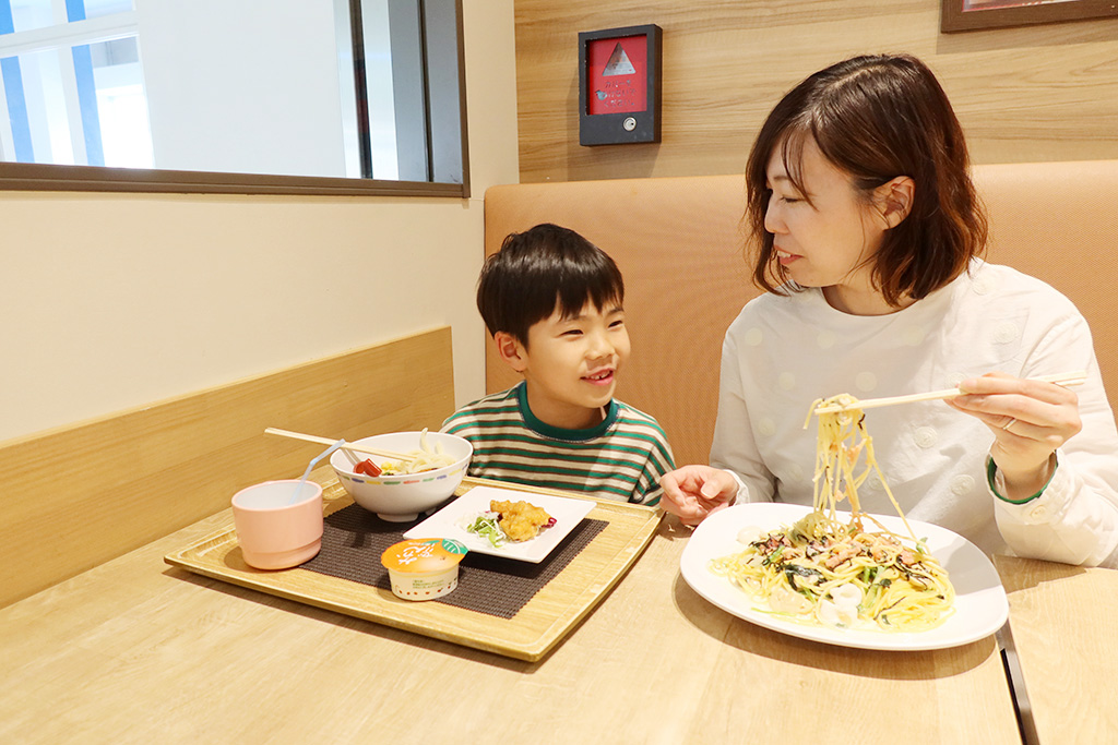 ハグハグカフェでランチをする様子/京王あそびの森 HUGHUG(東京都/日野市)