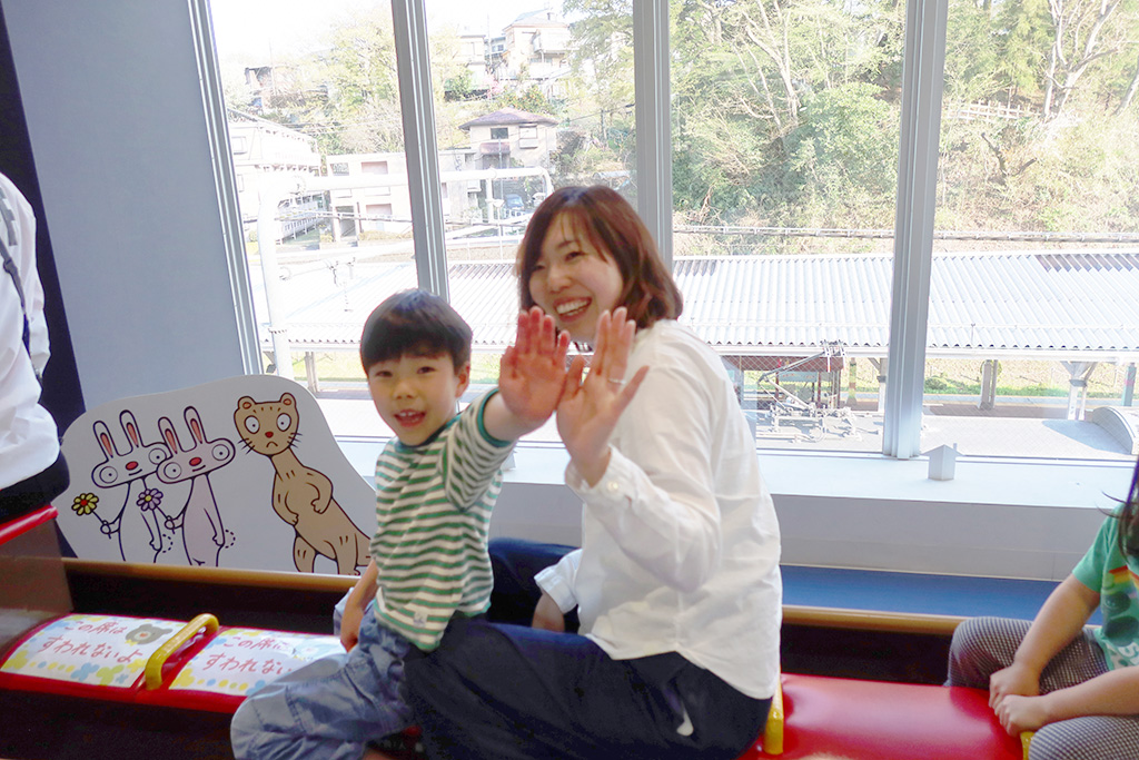 ハグハグトレインに乗車する様子/京王あそびの森 HUGHUG(東京都/日野市)