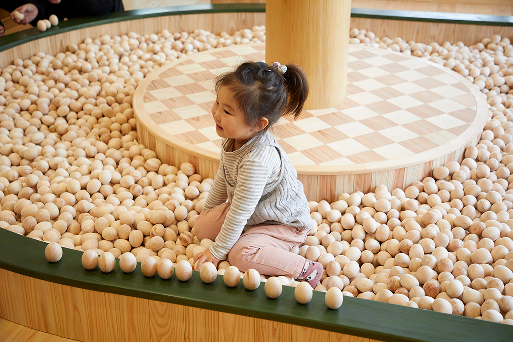 木の感触が楽しい「きりかぶハウス」/京王あそびの森 HUGHUG(東京都/日野市)