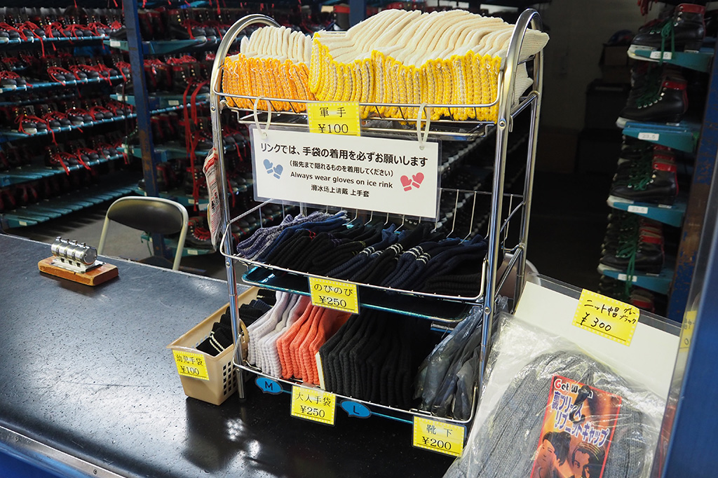 手袋や靴下、ニット帽などは販売もあり/江戸川区スポーツランド（東京都/江戸川区）