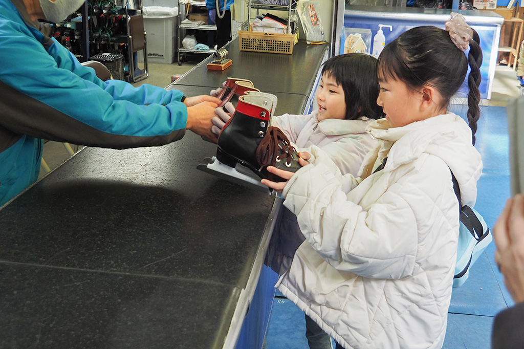 スケート靴をレンタルする様子/江戸川区スポーツランド（東京都/江戸川区）