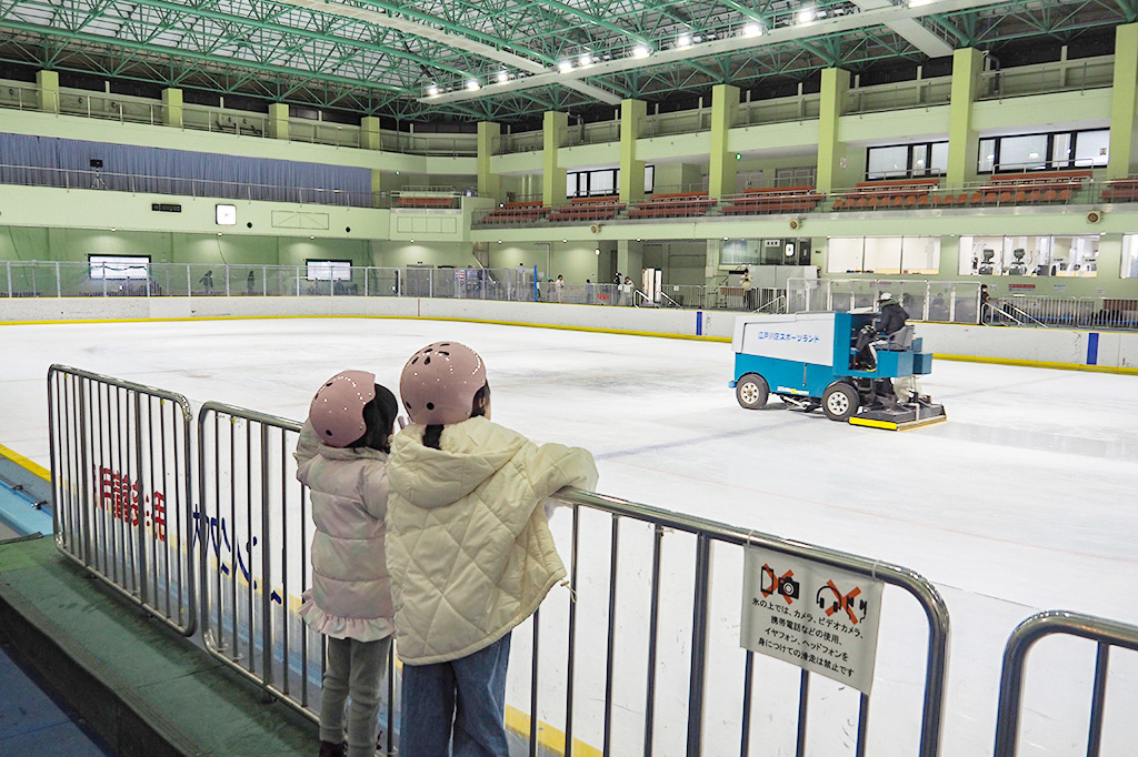 整氷をする整氷車/江戸川区スポーツランド（東京都/江戸川区）