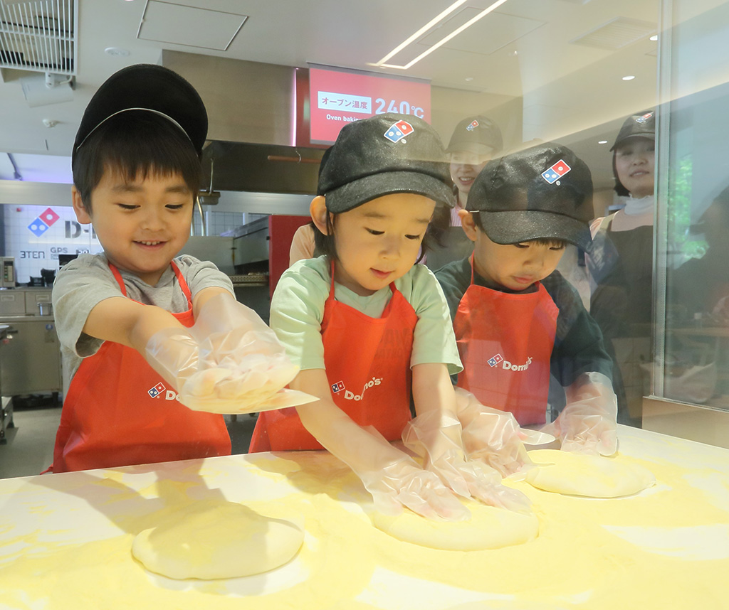 本格的なピザ作り体験の様子/「ピザアカデミー こどもの日スペシャル」ドミノ・ピザ全店舗