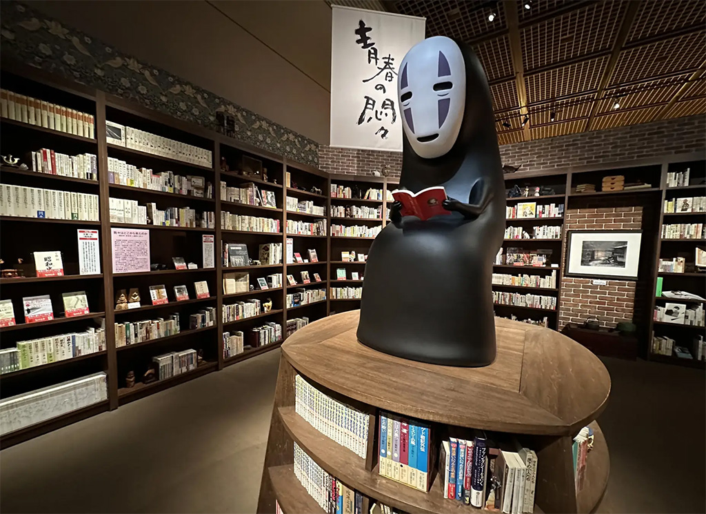 カオナシが読書をしている本棚コーナー/鈴木敏夫とジブリ展（愛知県/長久手市）