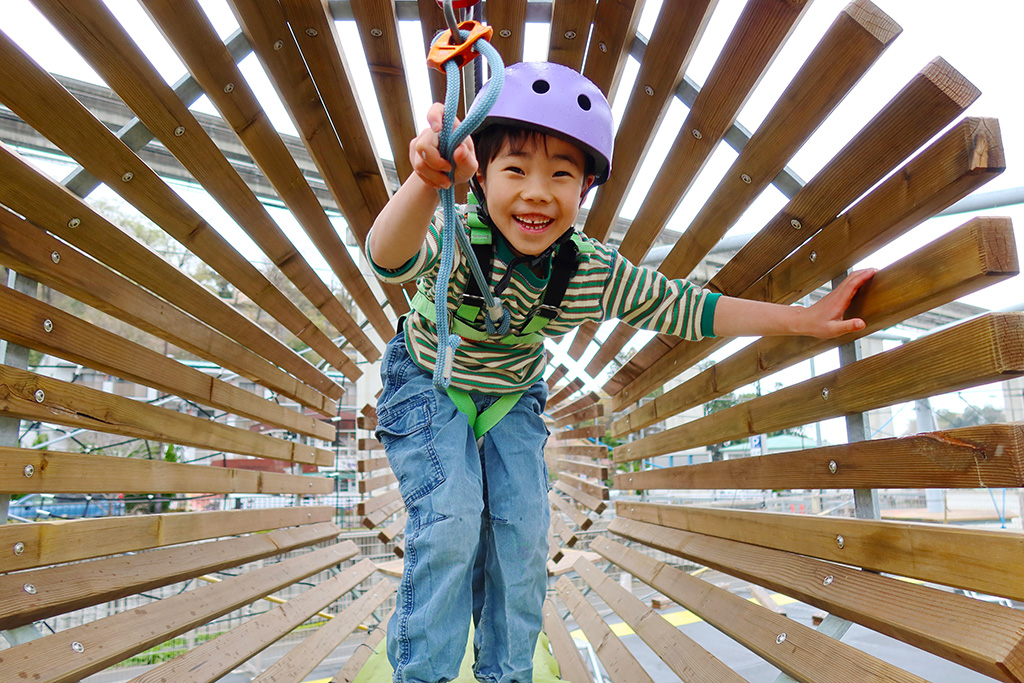 トンネルをくぐる様子/HUGTRATOPS(ハグトラトプス)(東京都/日野市)