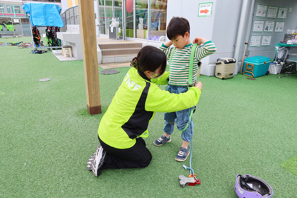 ハーネスをつける様子/HUGTRATOPS(ハグトラトプス)(東京都/日野市)