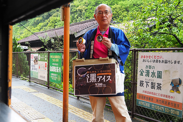 川根温泉笹間渡駅の「SL黒アイス」販売の様子/大井川鐵道「きかんしゃトーマス号」2025