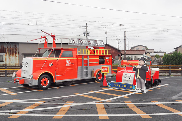 「とくしゅしょうぼうしゃのフリン」（左）と、「レール点検車のウィンストン」（右）/大井川鐵道「きかんしゃトーマス号」2025