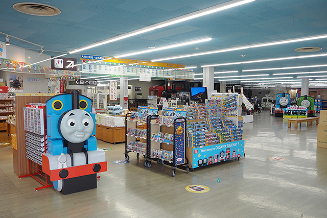 新金谷駅前「プラザロコ」の館内/大井川鐵道「きかんしゃトーマス号」2025