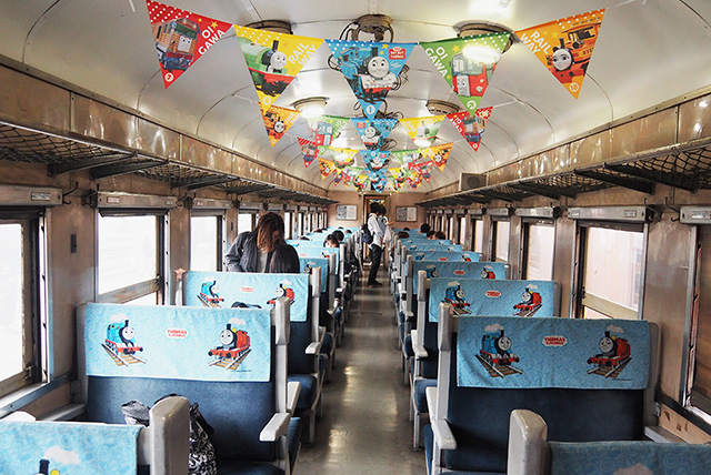 “昭和レトロ”を感じられる車内/大井川鐵道「きかんしゃトーマス号」2025