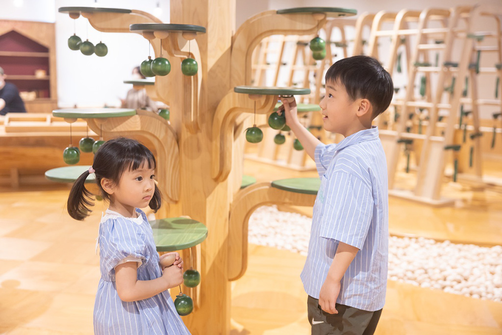 奈良を代表する木の野菜や果物を収穫する様子/奈良おもちゃ美術館(奈良県/三郷町)